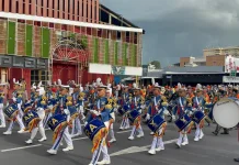 Taruna AAU Tampilkan Kirab Drumband “Gita Dirgantara” di Kawasan Megamas Manado