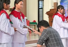 Potret Kekhusyukan Umat Paroki Raja Damai Rayakan Jumat Agung