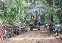 TMMD Hari ke-3, TNI dan Warga Kebut Pembukaan Jalan di Watuliney
