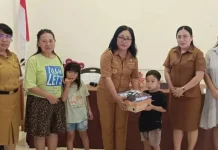 Alokasi Dana Desa, Pemdes Kaima Salurkan Bantuan Seragam Sekolah