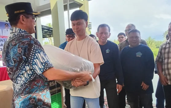 Tingkatkan Produksi, Pemkab Minut Salurkan Bantuan untuk Kelompok Ikan Air Tawar
