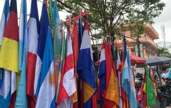 Euforia Piala Dunia 2026, Jajaran Bendera Negara di Pasar 45 Manado