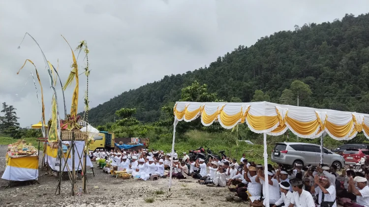 Upacara Melasti di Pura Segara Maripi Sambut Nyepi