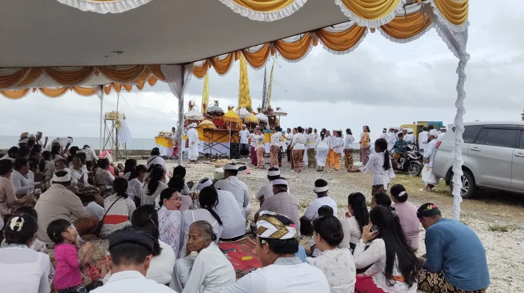 Upacara Melasti di Pura Segara Maripi Sambut Nyepi