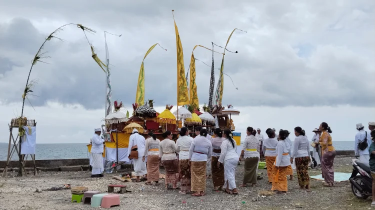 Upacara Melasti di Pura Segara Maripi Sambut Nyepi