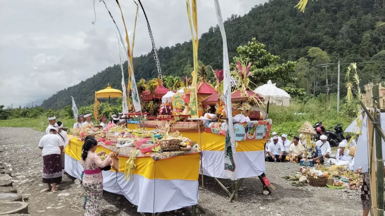 Upacara Melasti di Pura Segara Maripi Sambut Nyepi
