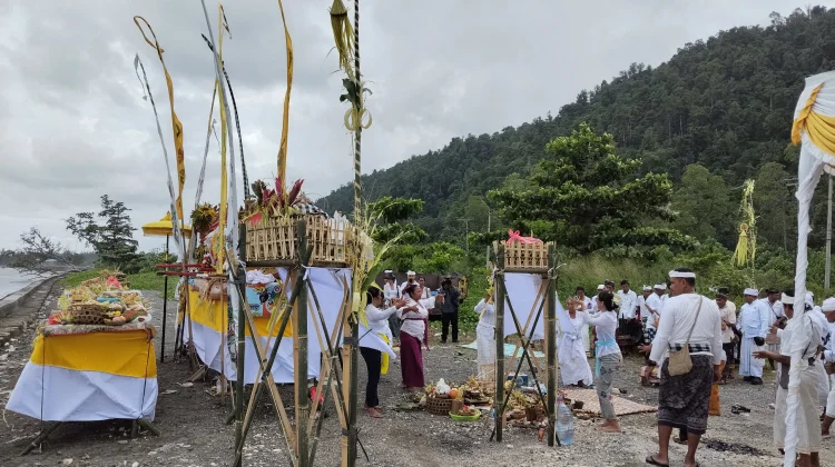 Upacara Melasti di Pura Segara Maripi Sambut Nyepi