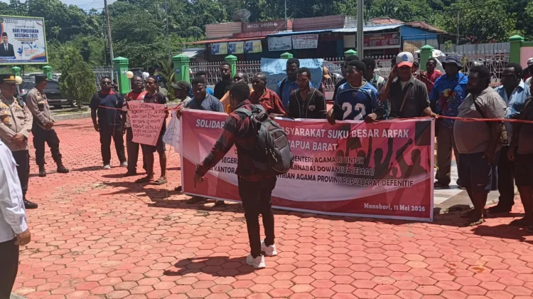 Massa Tuntut Kepastian Jabatan Kakanwil Kemenag Papua Barat