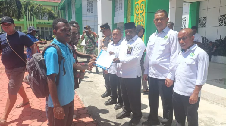 Massa Tuntut Kepastian Jabatan Kakanwil Kemenag Papua Barat