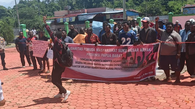 Massa Tuntut Kepastian Jabatan Kakanwil Kemenag Papua Barat