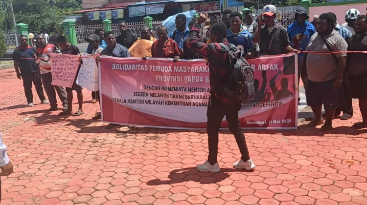 Massa Tuntut Kepastian Jabatan Kakanwil Kemenag Papua Barat