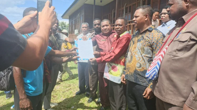 Massa Tuntut Kepastian Jabatan Kakanwil Kemenag Papua Barat