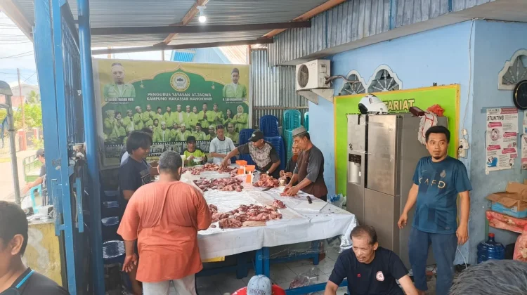 Masjid At-Taqwa Bagikan 800 Kantong Daging Kurban