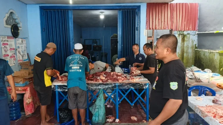 Masjid At-Taqwa Bagikan 800 Kantong Daging Kurban