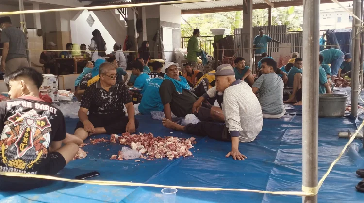 Suasana Pembagian Hewan Kurban di Masjid  Nurul Fatah Manokwari
