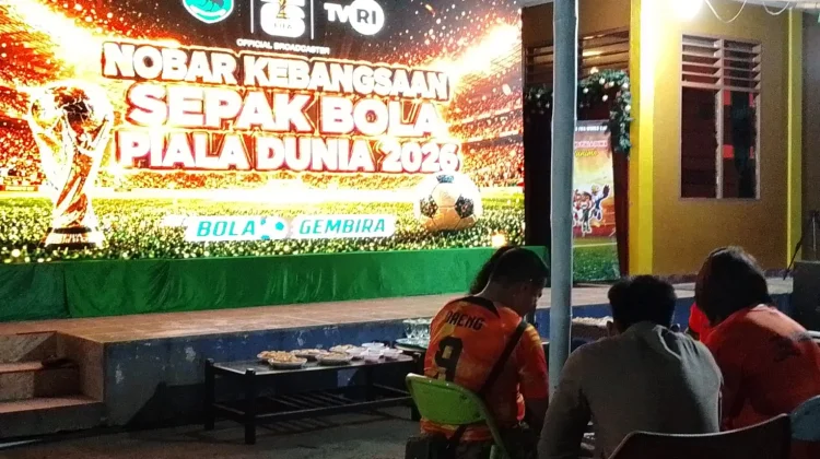Nonton Bareng Piala Dunia Pangdam XVIII Kasuari bersama Warga Fanimo