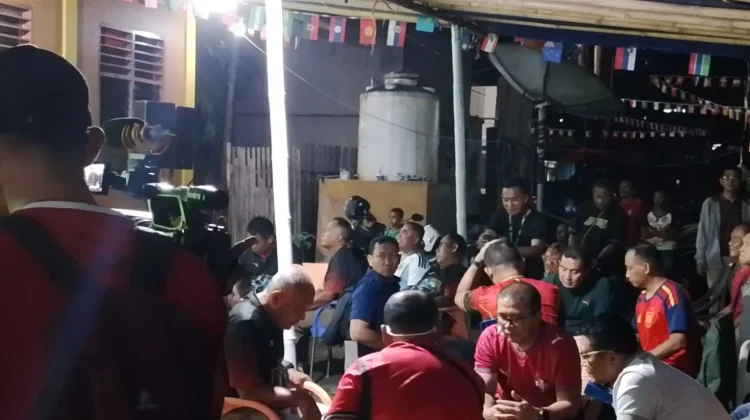 Nonton Bareng Piala Dunia Pangdam XVIII Kasuari bersama Warga Fanimo