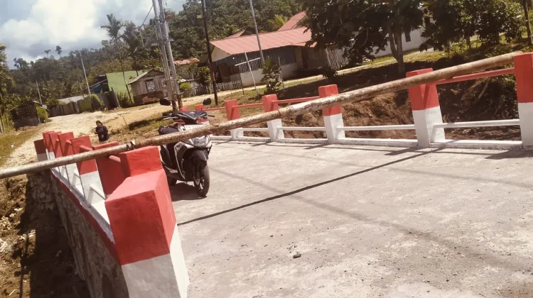Pembangunan Jembatan Merah Putih desa  Uduwei Usou di Manokwari