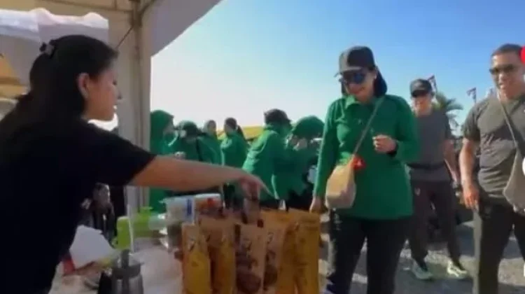 Kunjungan Pangdam XVIII ke Stan UMKM Festival Raimuti 2026