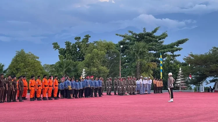 Penurunan Sang Merah Putih Warnai Penutup HUT RI ke-81 di Papua Barat