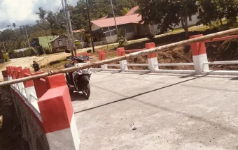 Pembangunan Jembatan Merah Putih desa  Uduwei Usou di Manokwari