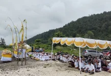 Upacara Melasti di Pura Segara Maripi Sambut Nyepi