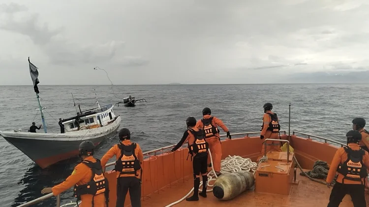 Tim SAR Evakuasi 5 Awak Kapal KM Nurazizah