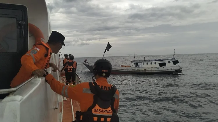 Tim SAR Evakuasi 5 Awak Kapal KM Nurazizah