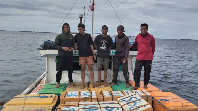 Tim SAR Evakuasi 5 Awak Kapal KM Nurazizah