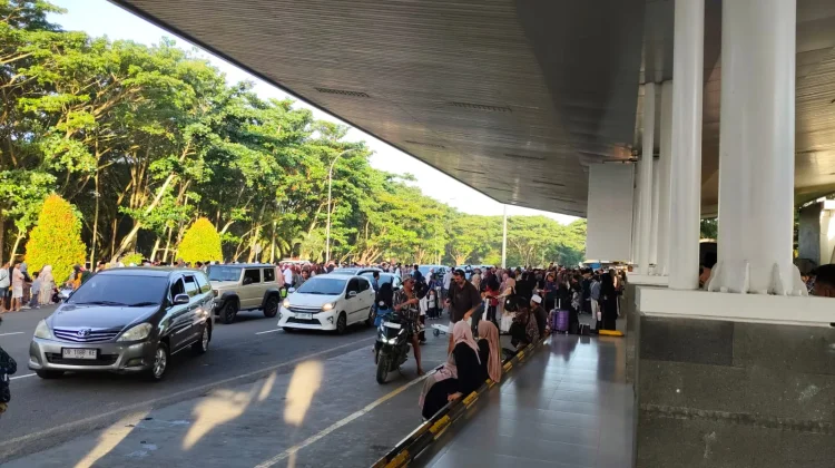 Tunaikan Ibadah Umrah, Jemaah Diantar Beramai-ramai ke Bandara