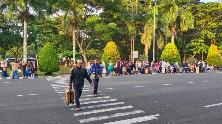 Tunaikan Ibadah Umrah, Jemaah Diantar Beramai-ramai ke Bandara