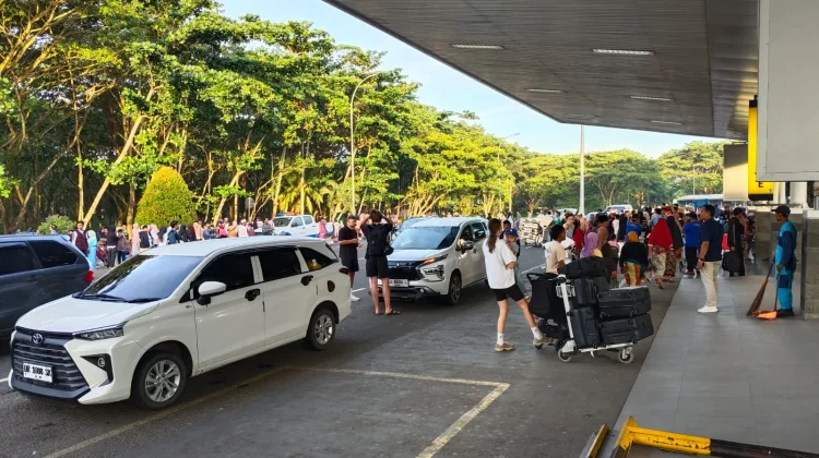 Tunaikan Ibadah Umrah, Jemaah Diantar Beramai-ramai ke Bandara