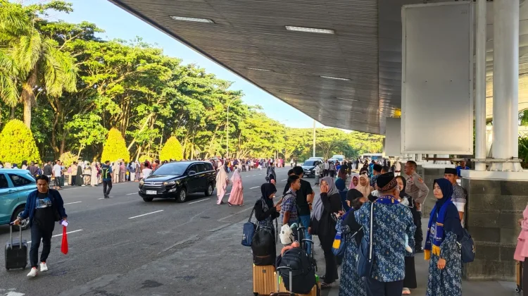 Tunaikan Ibadah Umrah, Jemaah Diantar Beramai-ramai ke Bandara