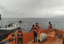 Tim SAR Evakuasi 5 Awak Kapal KM Nurazizah