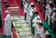 Ribuan Warga NTB Salat Tarawih Perdana di Islamic Center