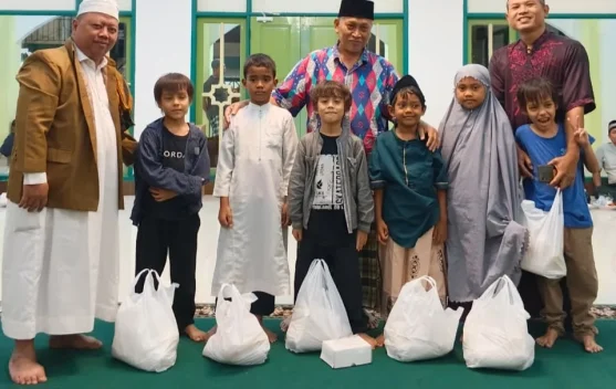 Berbagi Kebahagiaan kepada Muallaf dan Janda, Warga Kurang Mampu