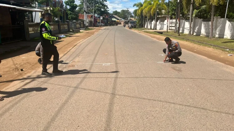 Polisi Olah TKP Kecelakaan, Korban Alami Luka Berat