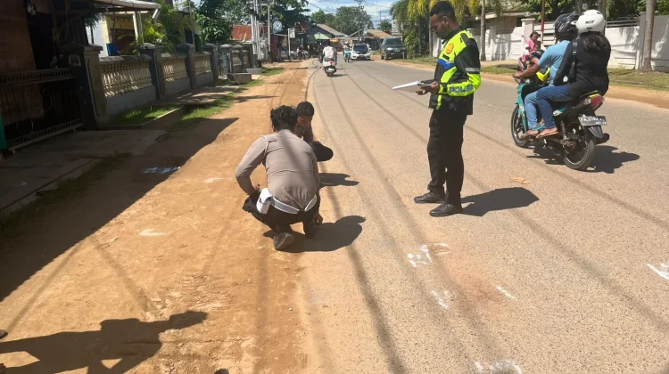 Polisi Olah TKP Kecelakaan, Korban Alami Luka Berat