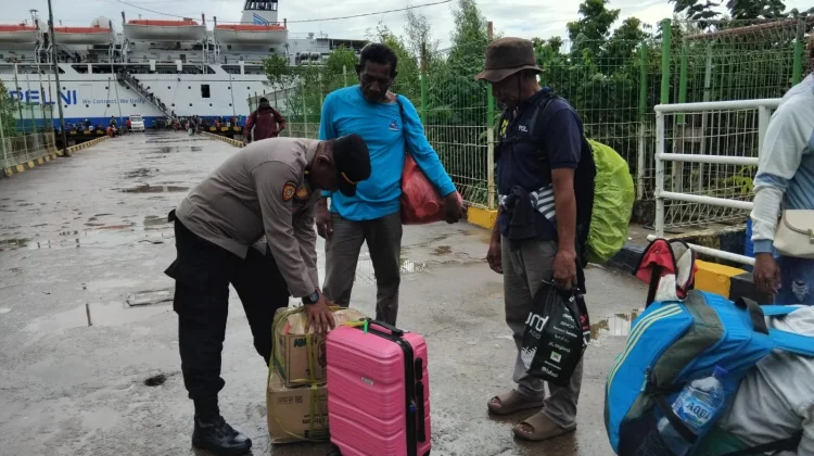 Puluhan Liter Miras Ilegal Dimusnahkan di Pelabuhan