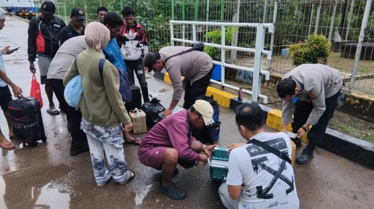 Puluhan Liter Miras Ilegal Dimusnahkan di Pelabuhan