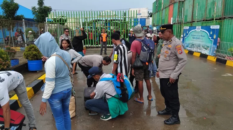 Puluhan Liter Miras Ilegal Dimusnahkan di Pelabuhan