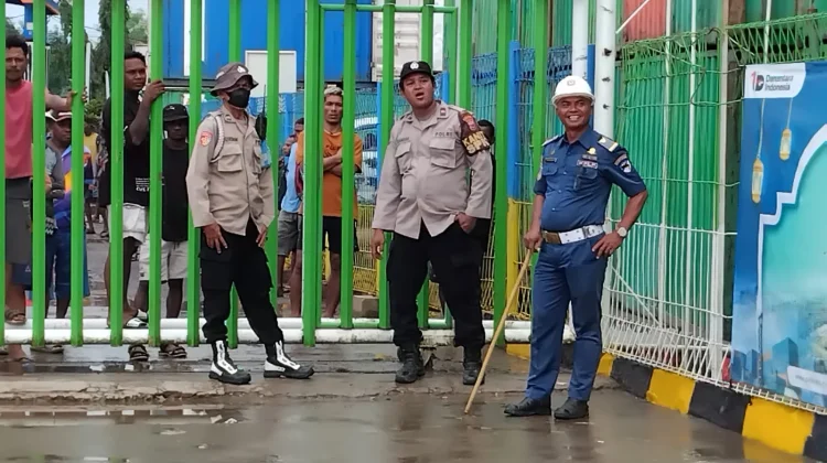Puluhan Liter Miras Ilegal Dimusnahkan di Pelabuhan