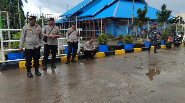 Puluhan Liter Miras Ilegal Dimusnahkan di Pelabuhan