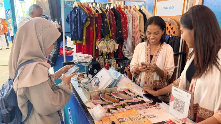 Tenun Ikat Mawar Curi Perhatian di Ambon
