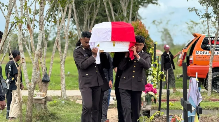 Polres Merauke Beri Penghormatan Terakhir untuk Purnawirawan