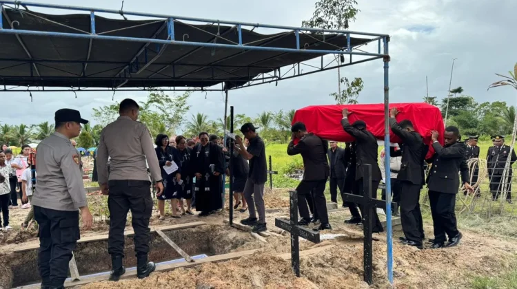 Polres Merauke Beri Penghormatan Terakhir untuk Purnawirawan