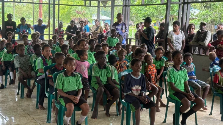 Gubernur Apolo Safanpo Tinjau Jembatan Rubuh di Tomerau