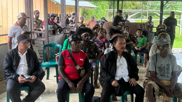 Gubernur Apolo Safanpo Tinjau Jembatan Rubuh di Tomerau