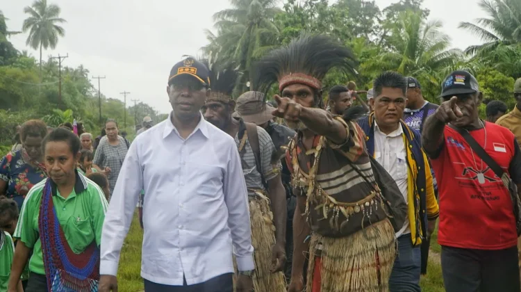 Gubernur Apolo Safanpo Tinjau Jembatan Rubuh di Tomerau