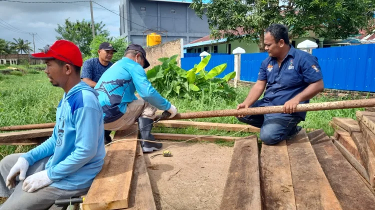 Bhabinkamtibmas dan Warga Gotong Royong Perbaiki Jembatan
